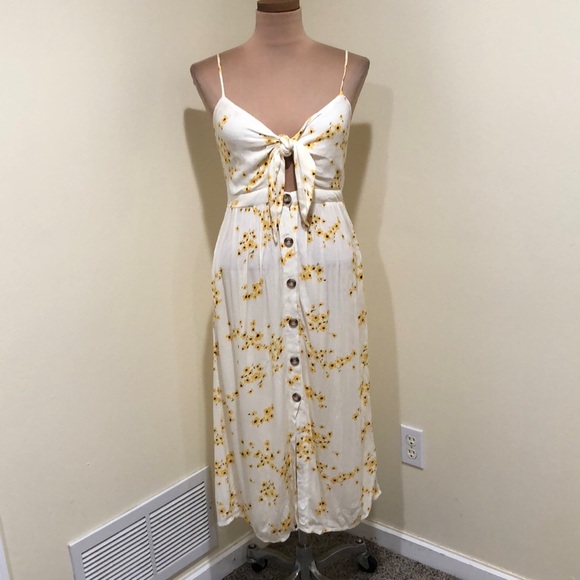 SOLD Francesca’s Collection Mimi Chica Midi Dress Size Small Cream Floral Cutout - Picture 2 of 11